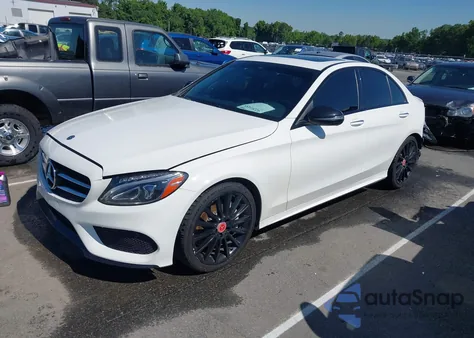2018 Mercedes-Benz C 300 z USA, uszkodzony, nr VIN 55SWF4JB0JU240814